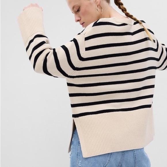 Gap 24/7 Split-Hem Crewneck Sweater
